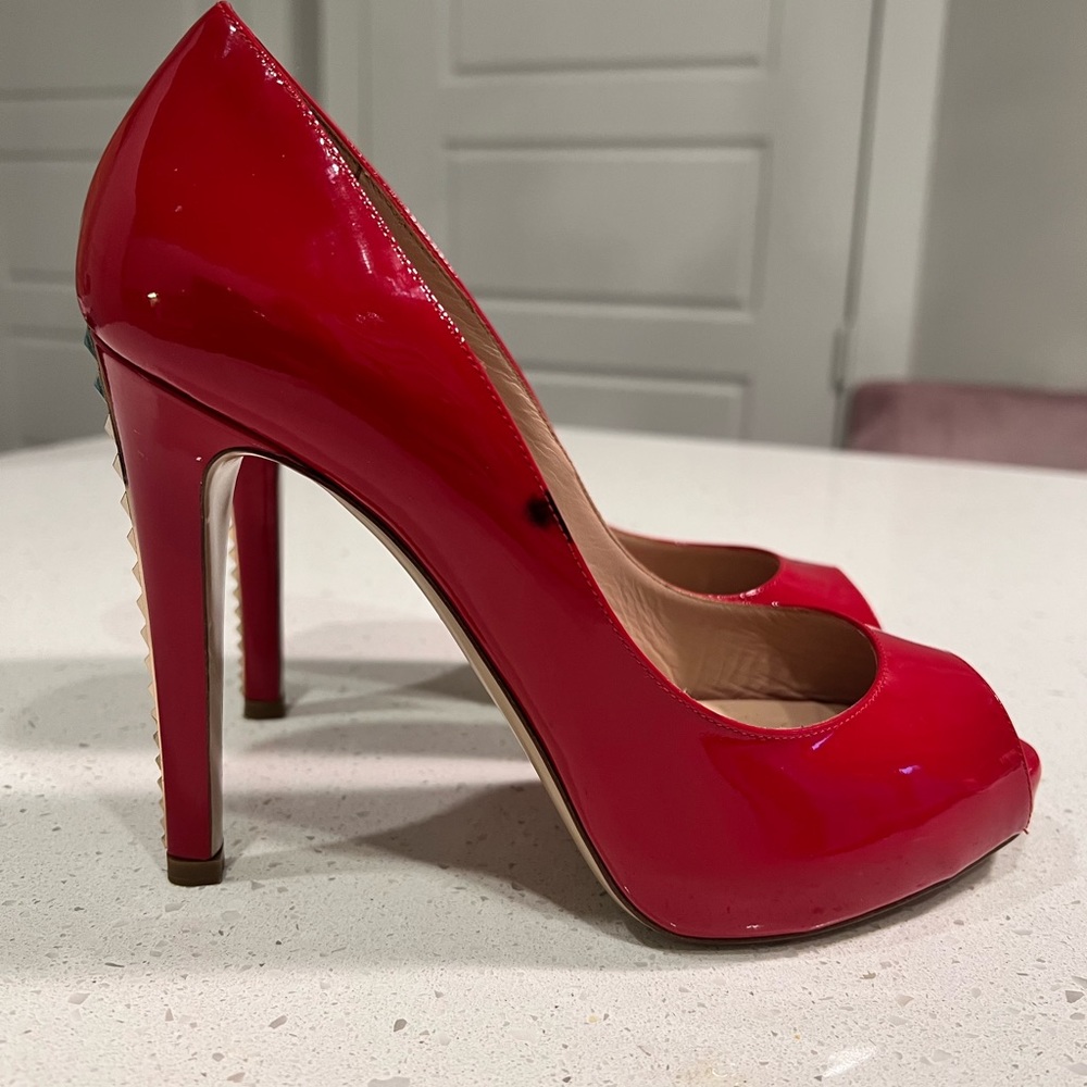 Valentino red patent leather pumps. Size 38. 4 inch heel - Picture 2 of 6
